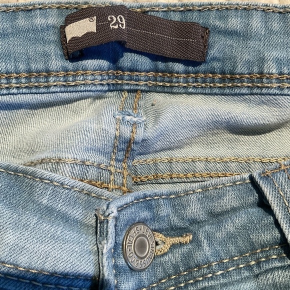 Woman's Levi's Shaping Capri Light Wash Classic Denim Jeans - Picture 12 of 17